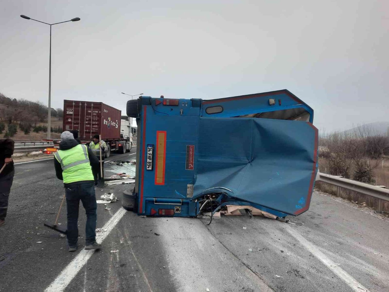 Cam yüklü tır devrildi; 1 yaralı