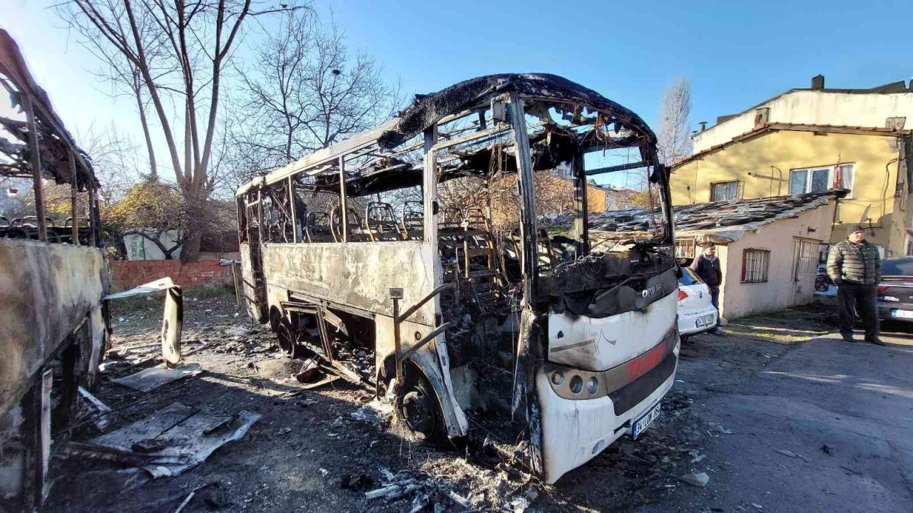 Küçükçekmece’de yanarak hurdaya dönen 3 araç, gündüz görüntülendi