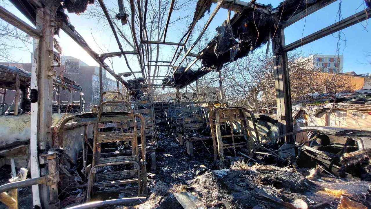 Küçükçekmece’de yanarak hurdaya dönen 3 araç, gündüz görüntülendi