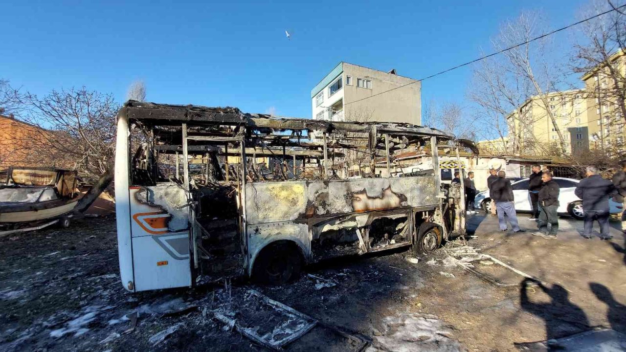 Küçükçekmece’de yanarak hurdaya dönen 3 araç, gündüz görüntülendi