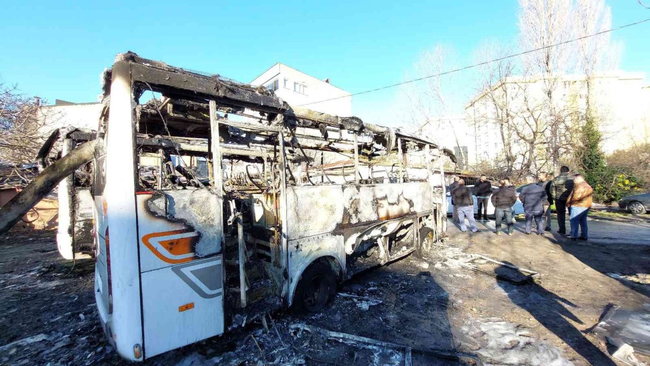 Küçükçekmece’de yanarak hurdaya dönen 3 araç, gündüz görüntülendi