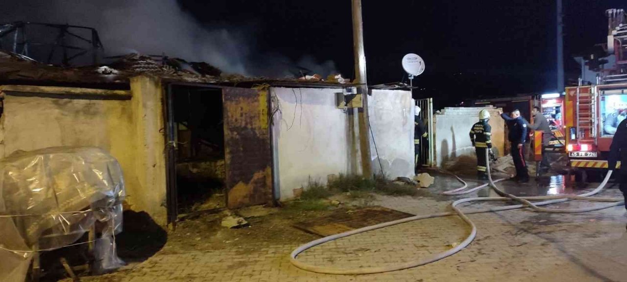 Alaşehir’de ahşap evde çıkan yangın korkuttu