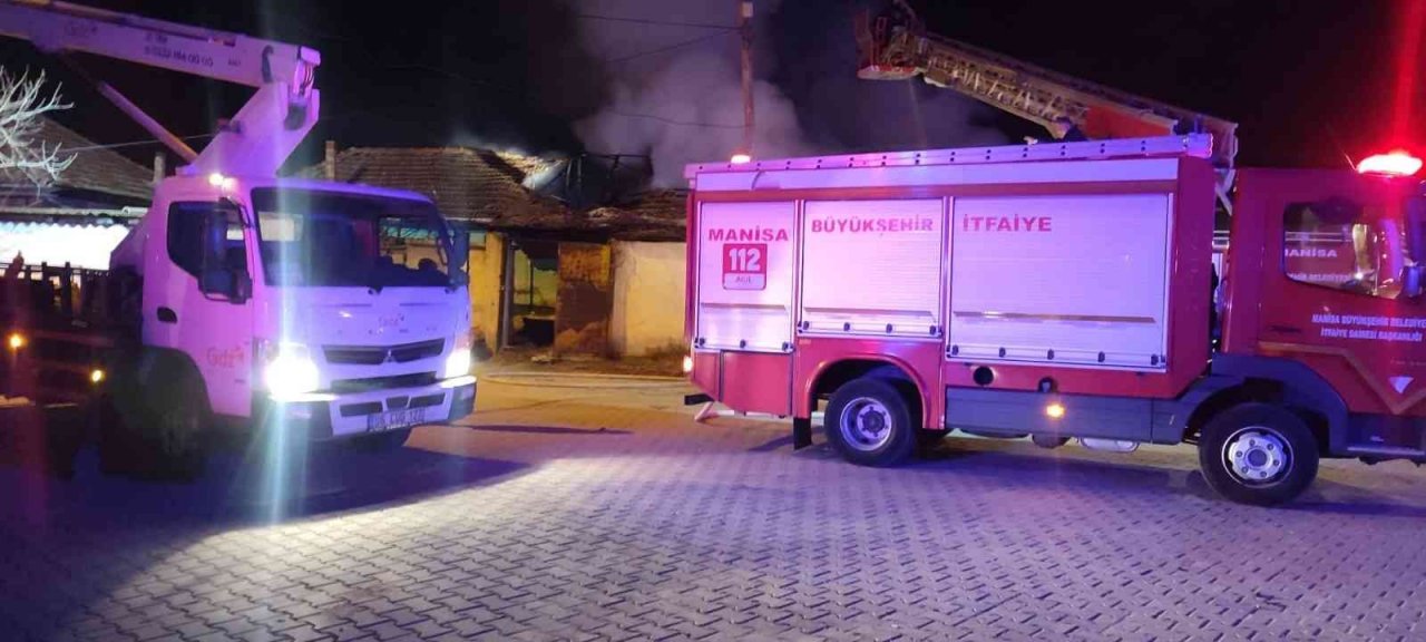 Alaşehir’de ahşap evde çıkan yangın korkuttu