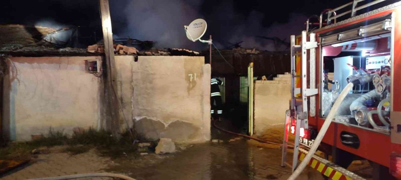 Alaşehir’de ahşap evde çıkan yangın korkuttu