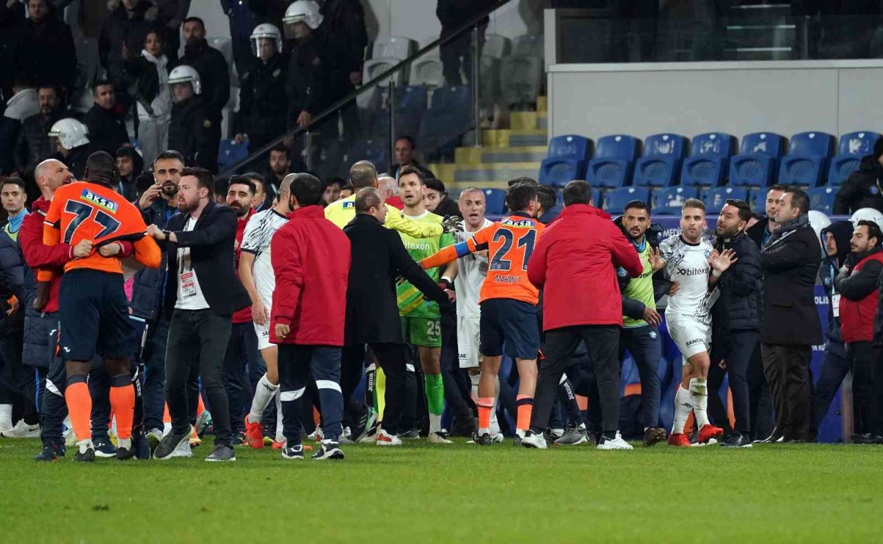 Başakşehir - Adana Demirspor maç sonu saha karıştı