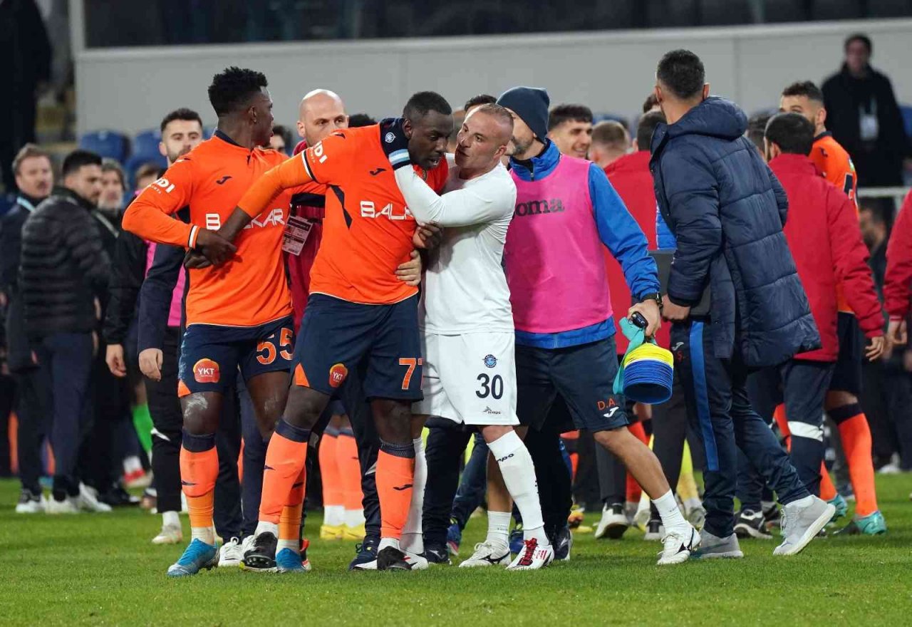 Başakşehir - Adana Demirspor maç sonu saha karıştı