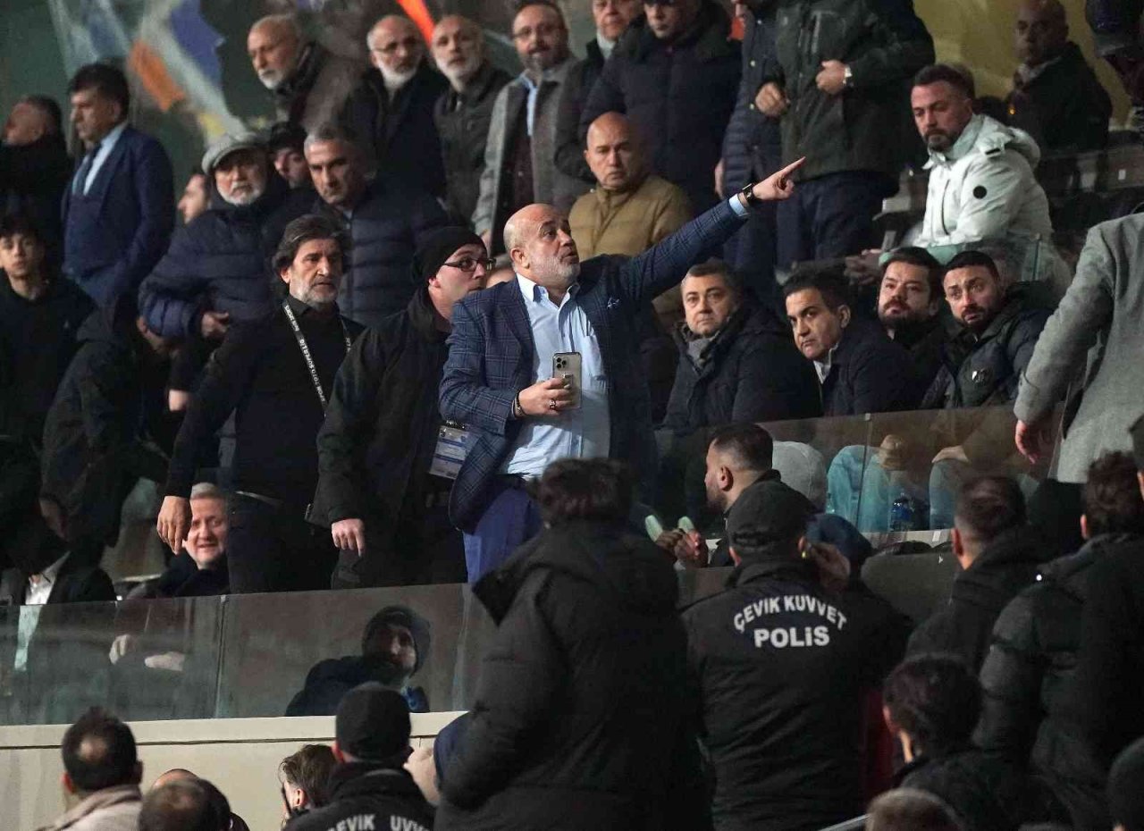 Başakşehir - Adana Demirspor maç sonu saha karıştı