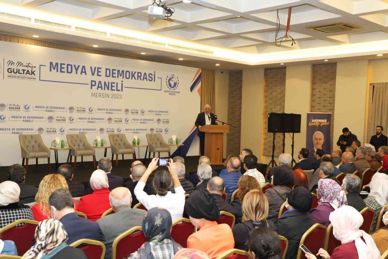 Mersin’de ’Medya ve demokrasi’ paneli düzenlendi