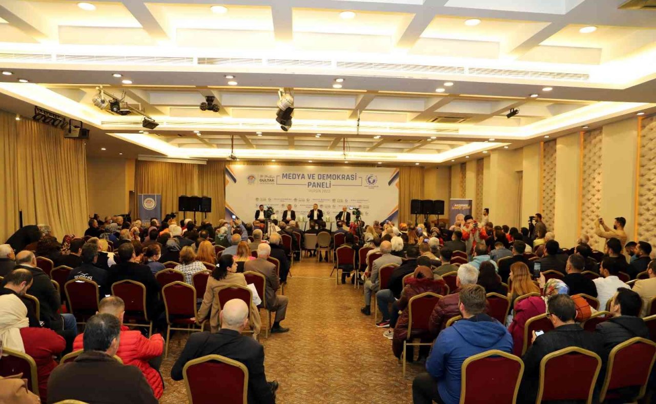 Mersin’de ’Medya ve demokrasi’ paneli düzenlendi