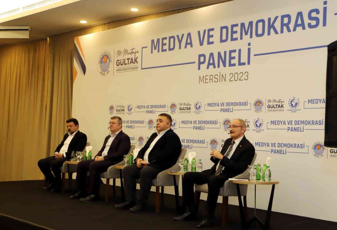 Mersin’de ’Medya ve demokrasi’ paneli düzenlendi