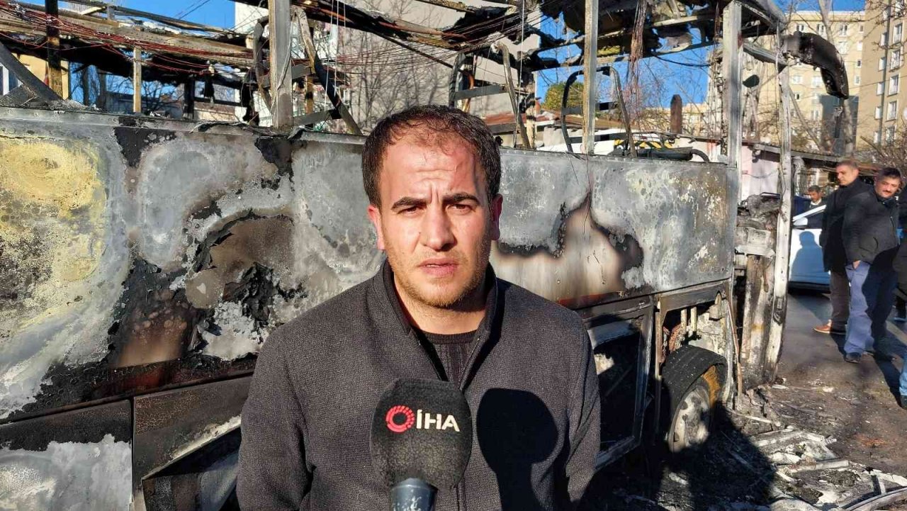 Küçükçekmece’de yanarak hurdaya dönen 3 araç, gündüz görüntülendi