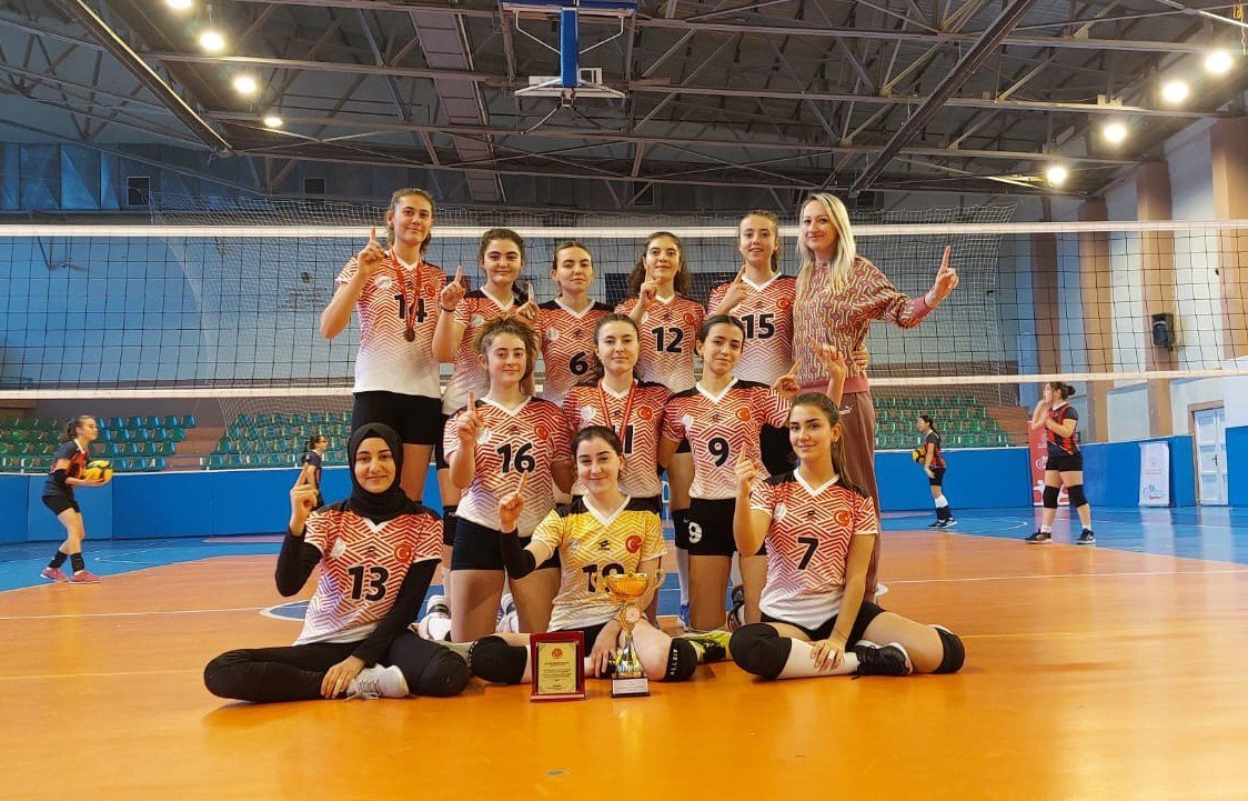 Genç voleybolcular filede namağlup şampiyon