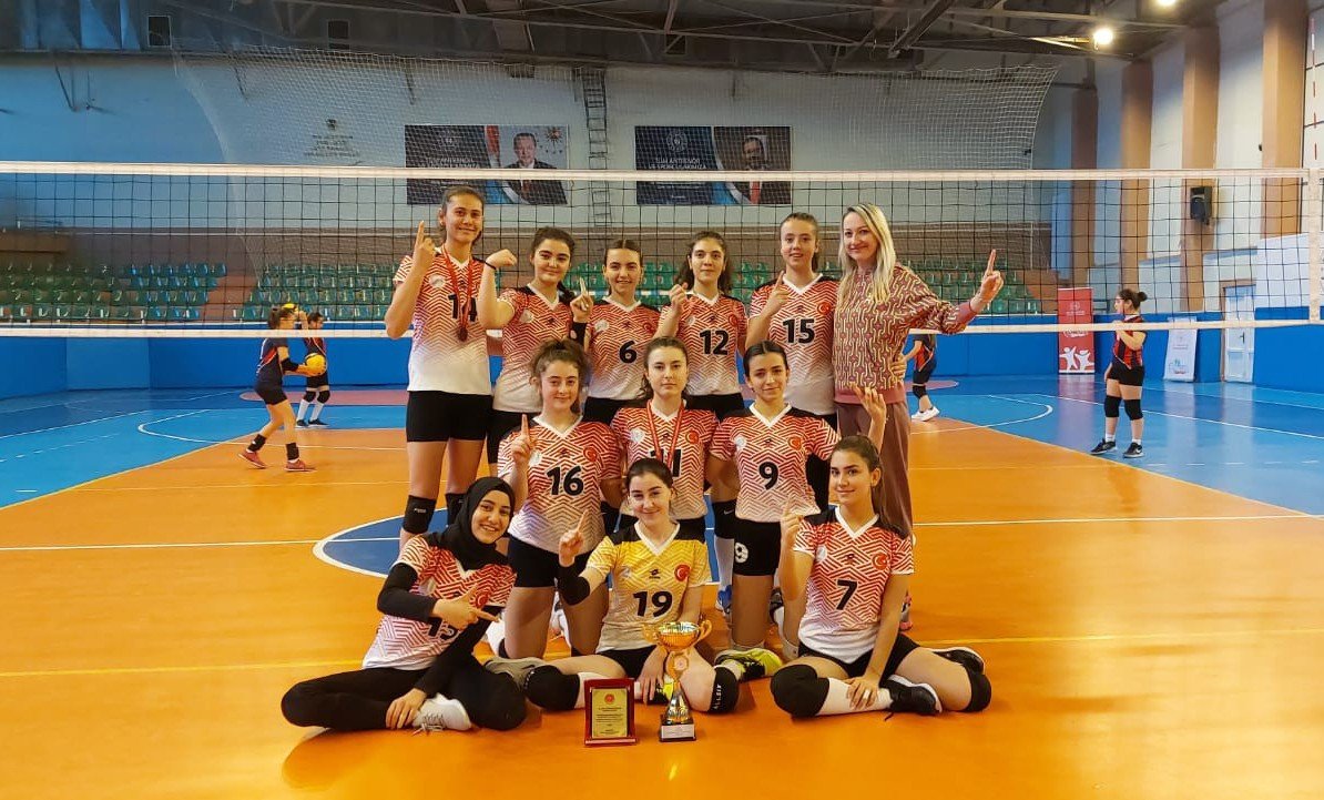 Genç voleybolcular filede namağlup şampiyon