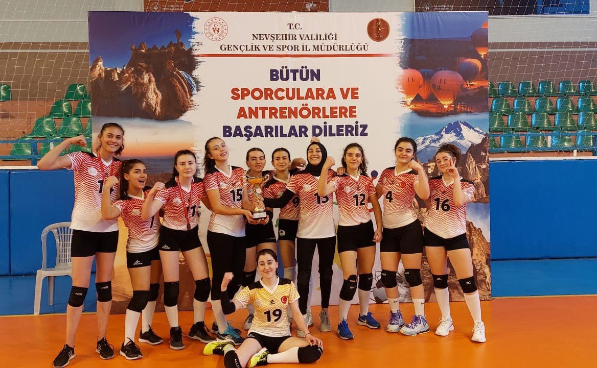 Genç voleybolcular filede namağlup şampiyon