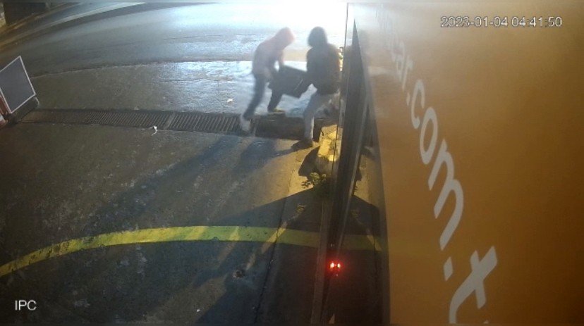 İstanbul’da mazgal hırsızlarına sopalı müdahale kamerada: Neye uğradığını şaşırdılar