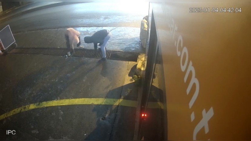 İstanbul’da mazgal hırsızlarına sopalı müdahale kamerada: Neye uğradığını şaşırdılar