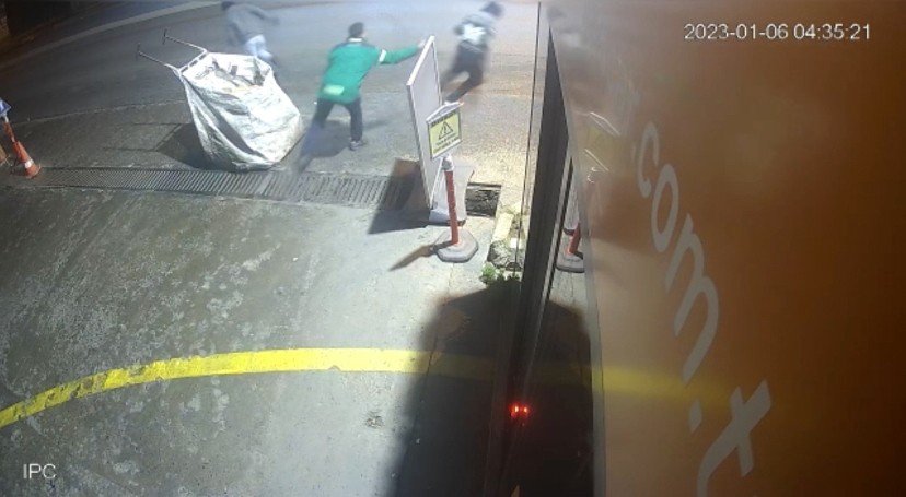 İstanbul’da mazgal hırsızlarına sopalı müdahale kamerada: Neye uğradığını şaşırdılar