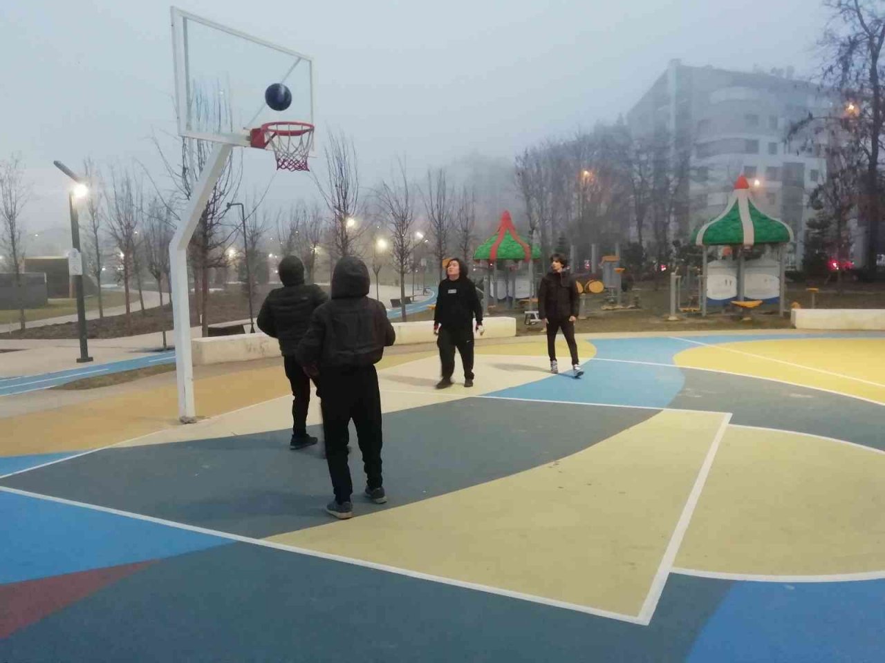 Soğuk havaya rağmen spor yapmaya devam ettiler