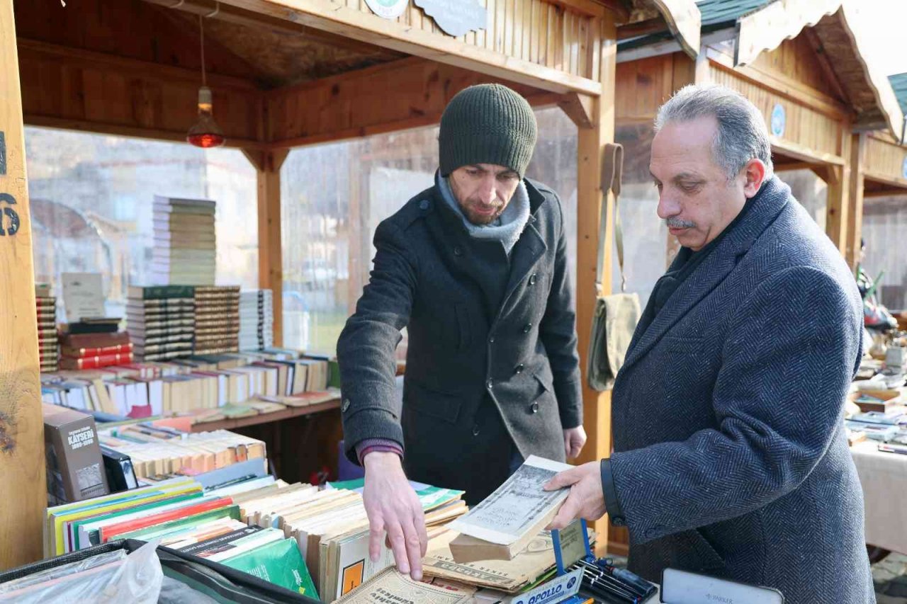 Başkan Yalçın yılın ilk antika pazarında