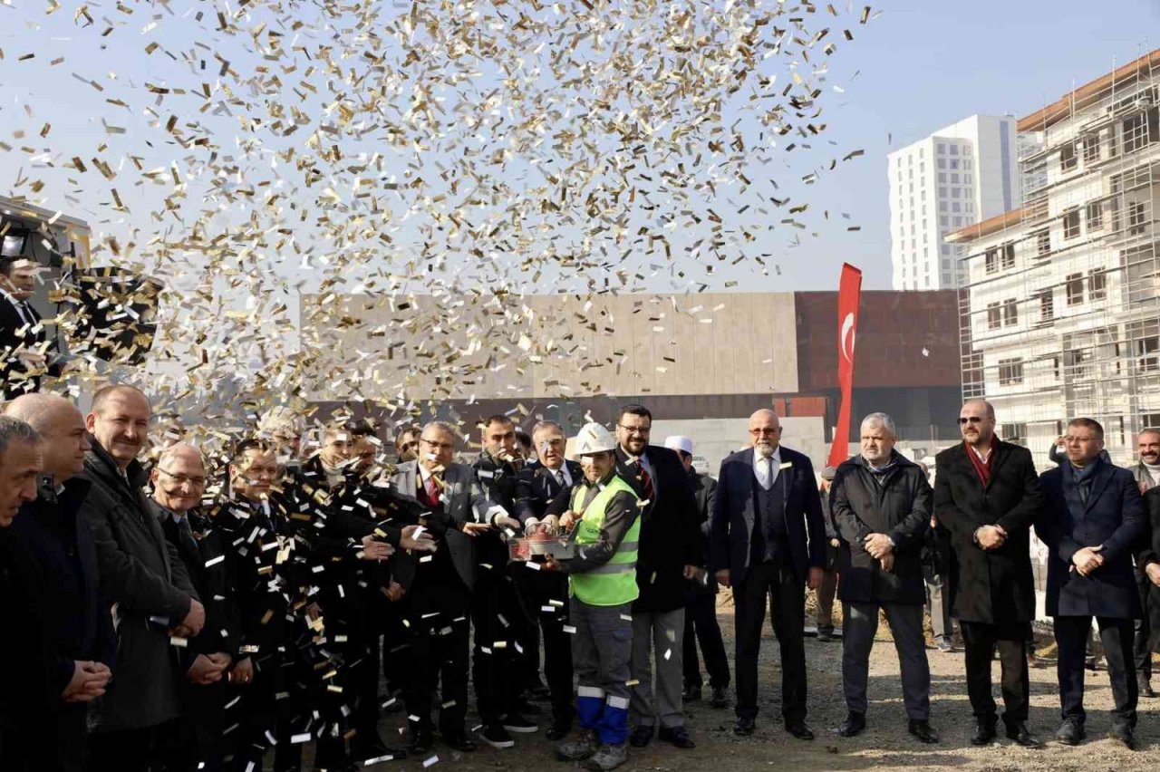 Yunusemre’nin ’Meydan Projesi’ne bir eser daha