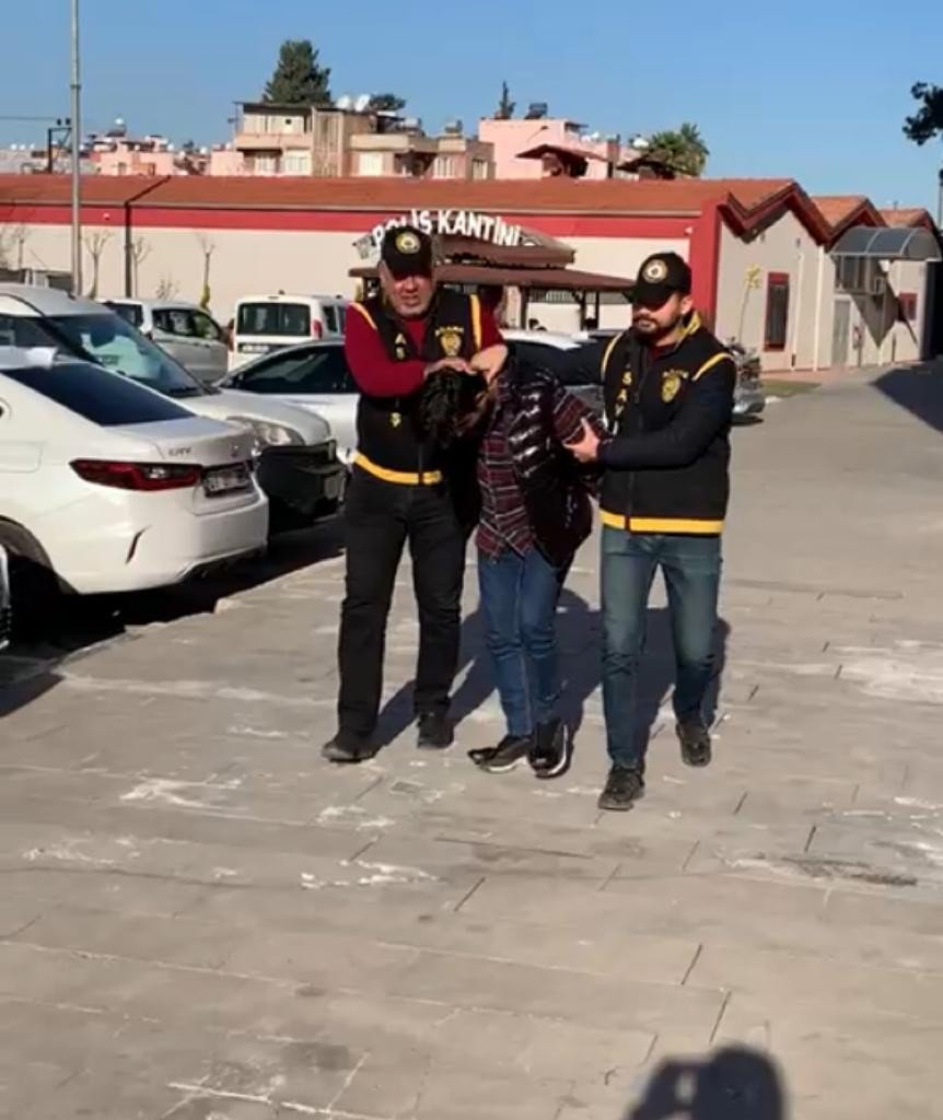 İnternette ’eşcinsel arkadaşlık’ sitesinden tanıştığı şahsı bıçaklayıp 500 euro’sunu gasp etti