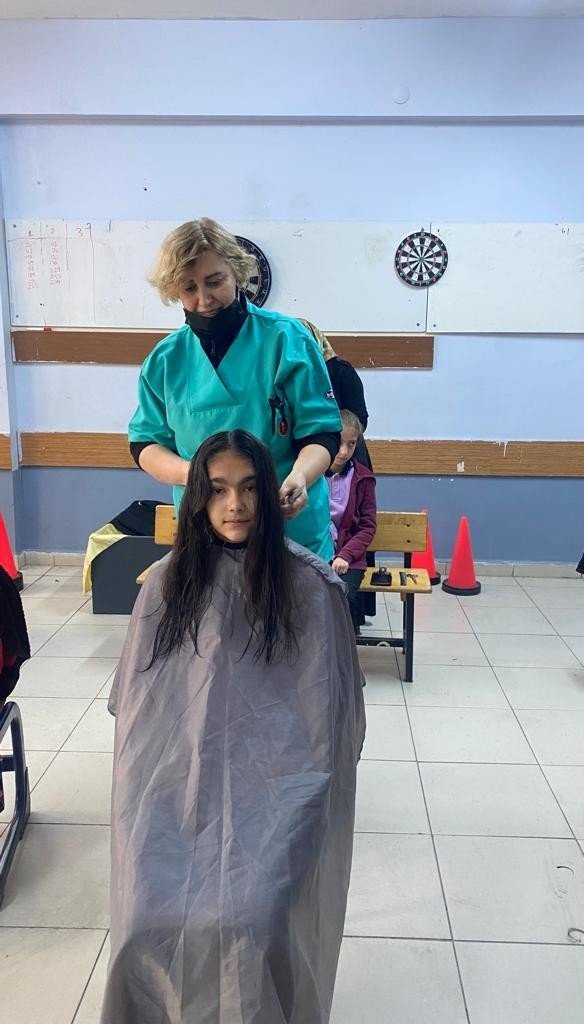 Kursiyerler köy sakinleri ve öğrencilere cilt bakımı yaptı