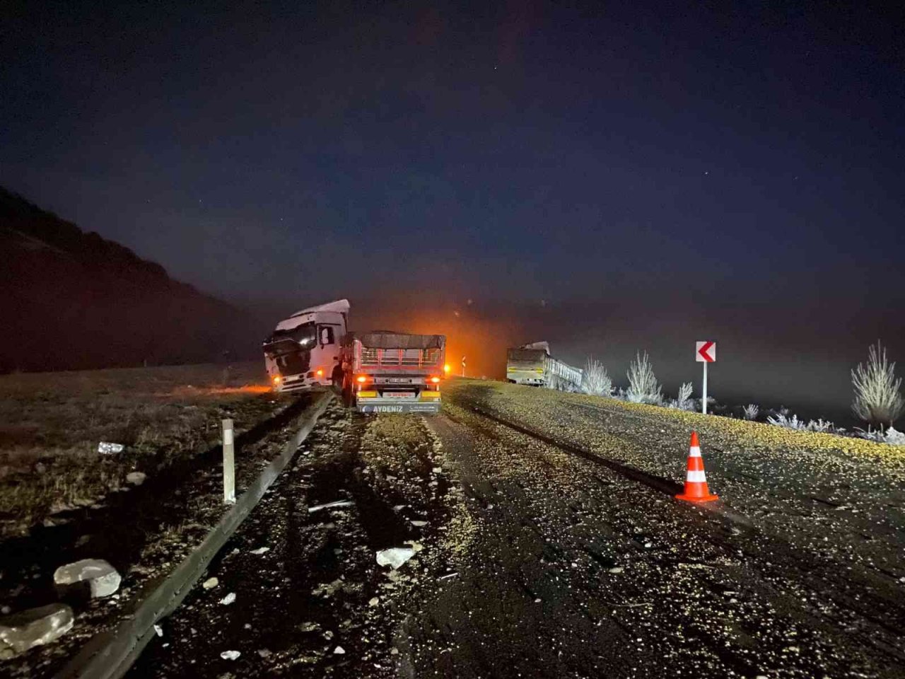 Gizli buzlanma ve sisten dolayı tırlar kaydı, 2 kişi yaralandı