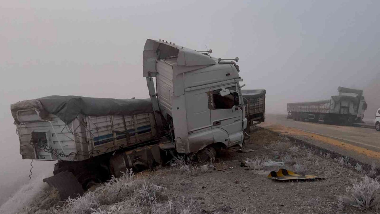 Gizli buzlanma ve sisten dolayı tırlar kaydı, 2 kişi yaralandı