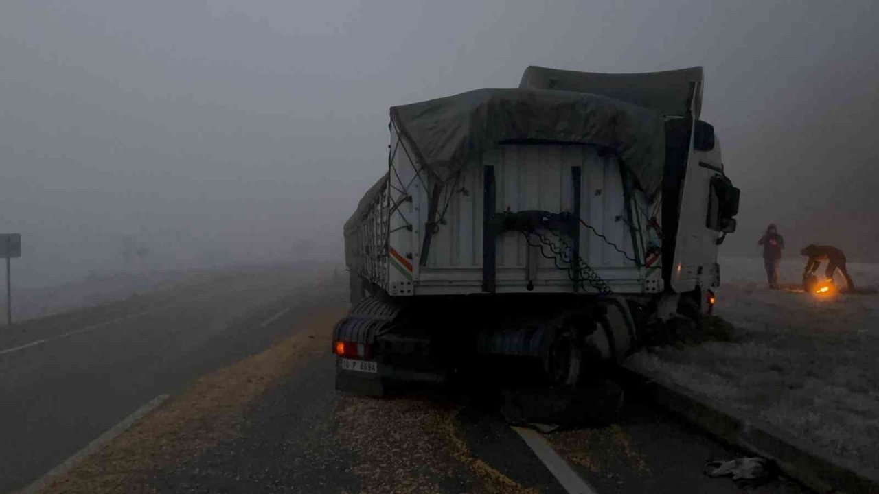 Gizli buzlanma ve sisten dolayı tırlar kaydı, 2 kişi yaralandı