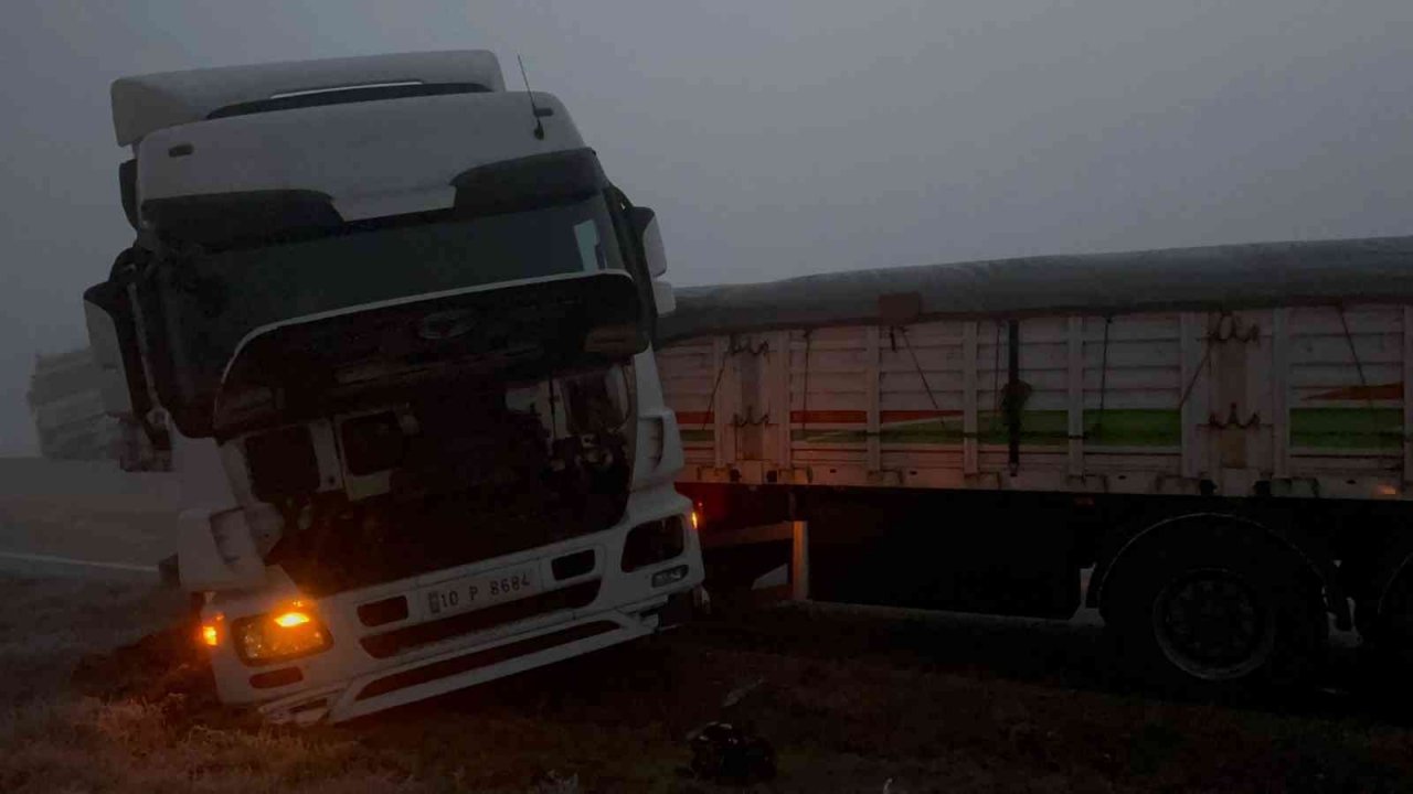 Gizli buzlanma ve sisten dolayı tırlar kaydı, 2 kişi yaralandı