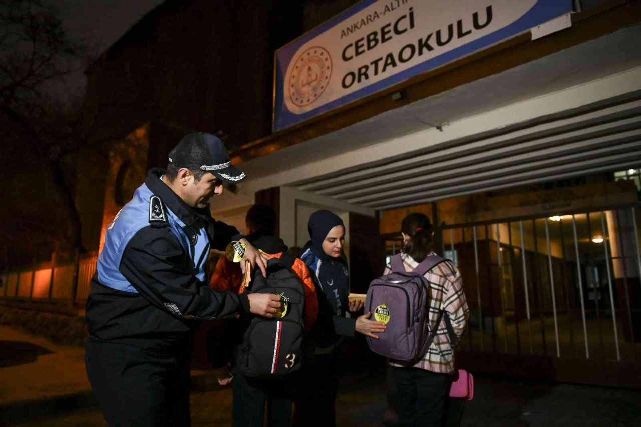 Öğrencilere reflektörlü çıkartma ve kol bandı