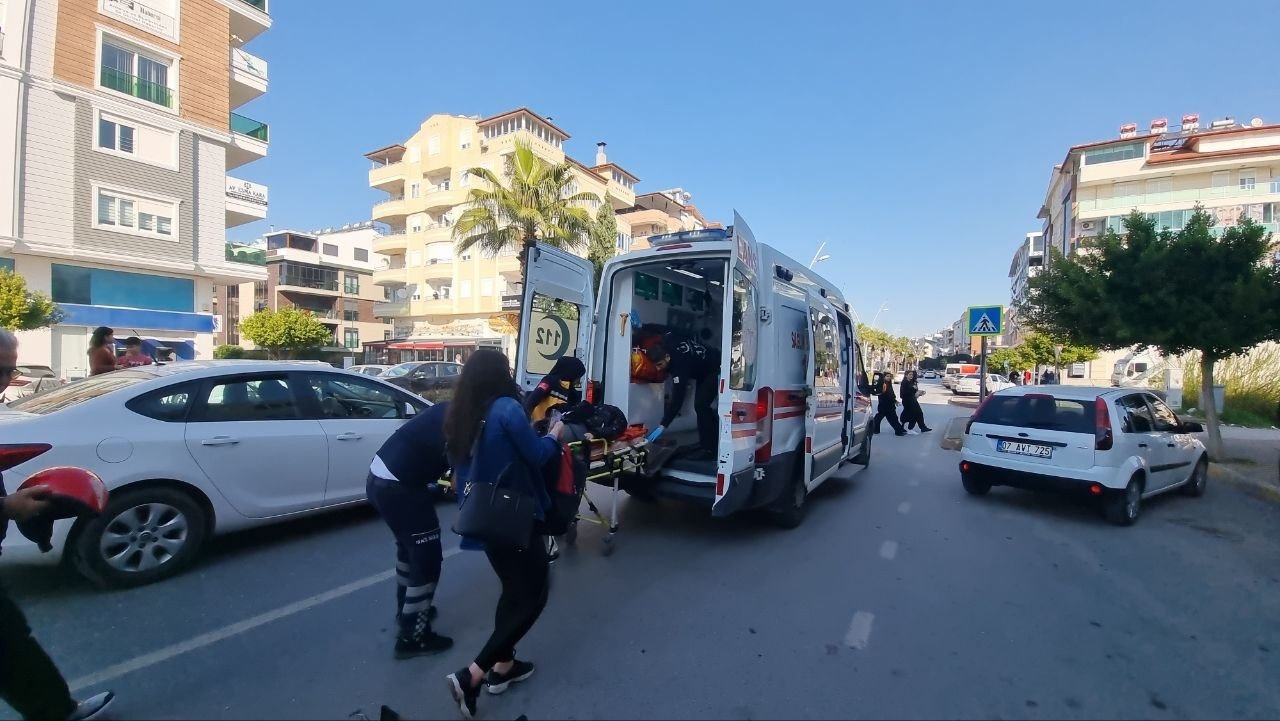 Motosiklet sürücüsü şerit ihlali sonucu hastanelik oldu