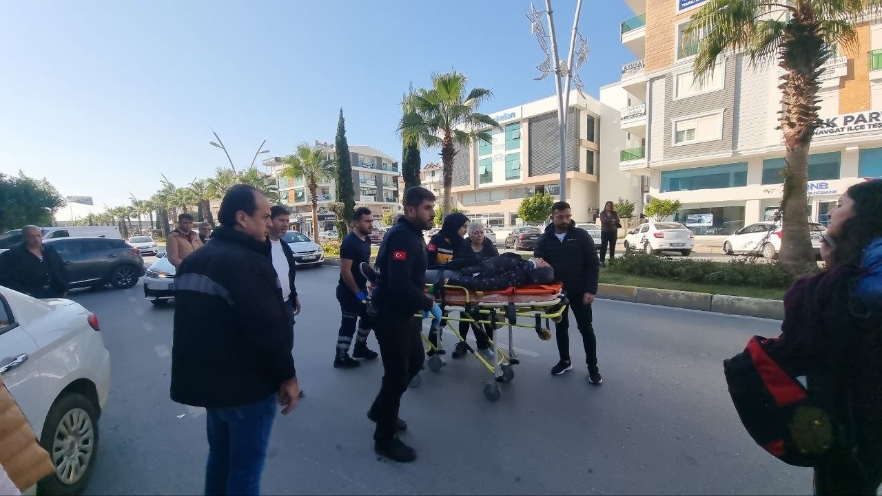 Motosiklet sürücüsü şerit ihlali sonucu hastanelik oldu