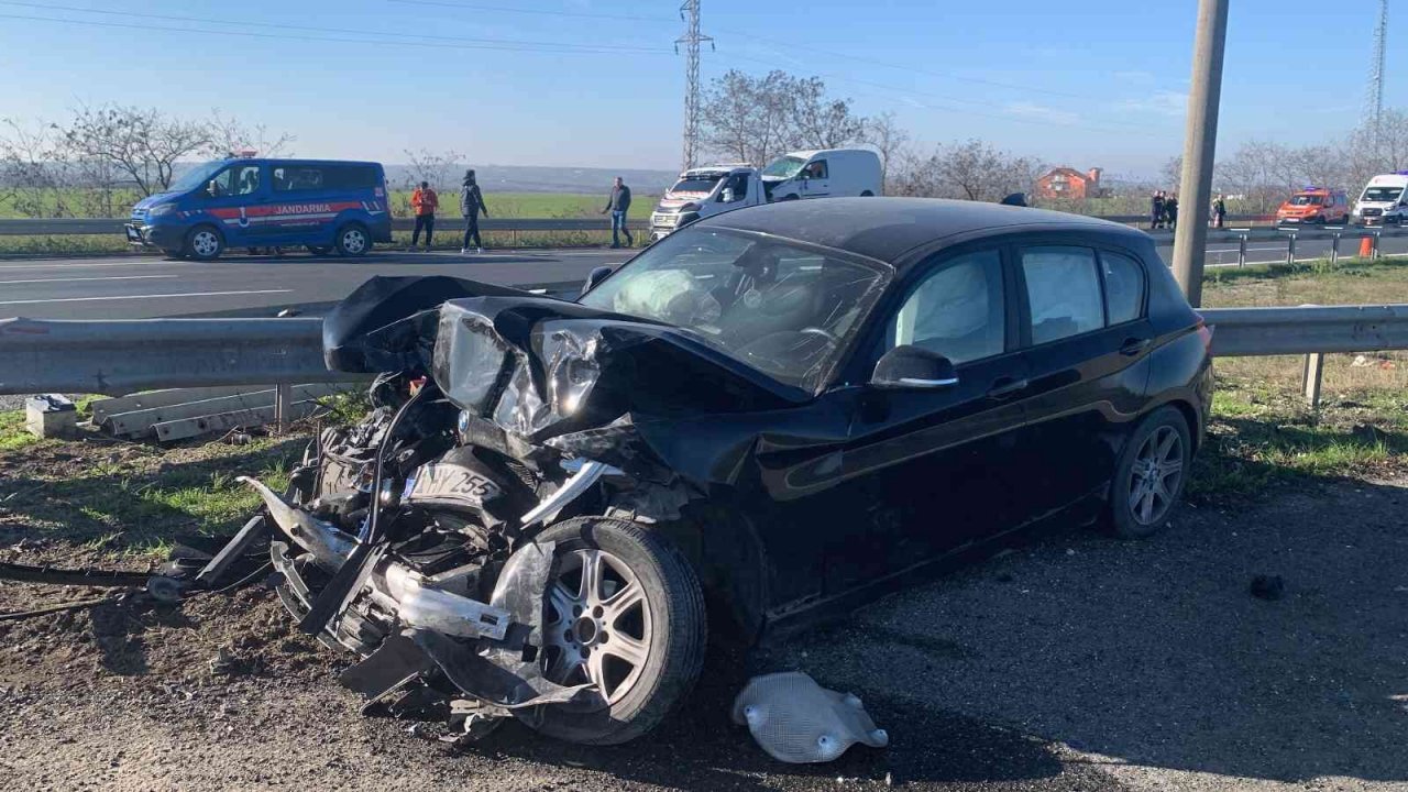 Avrupa Otoyolu’nda iki otomobil çarpıştı: 2 yaralı