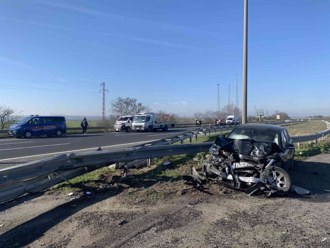 Avrupa Otoyolu’nda iki otomobil çarpıştı: 2 yaralı