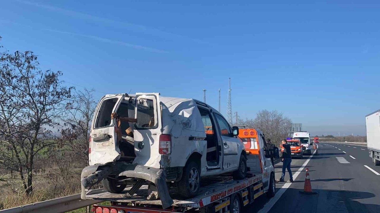 Avrupa Otoyolu’nda iki otomobil çarpıştı: 2 yaralı