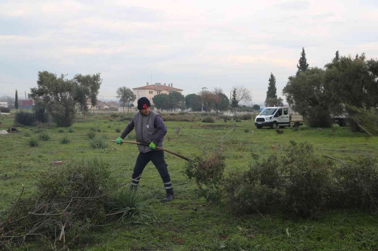 Efeler’in mezarlıklarında budama mesaisi başladı