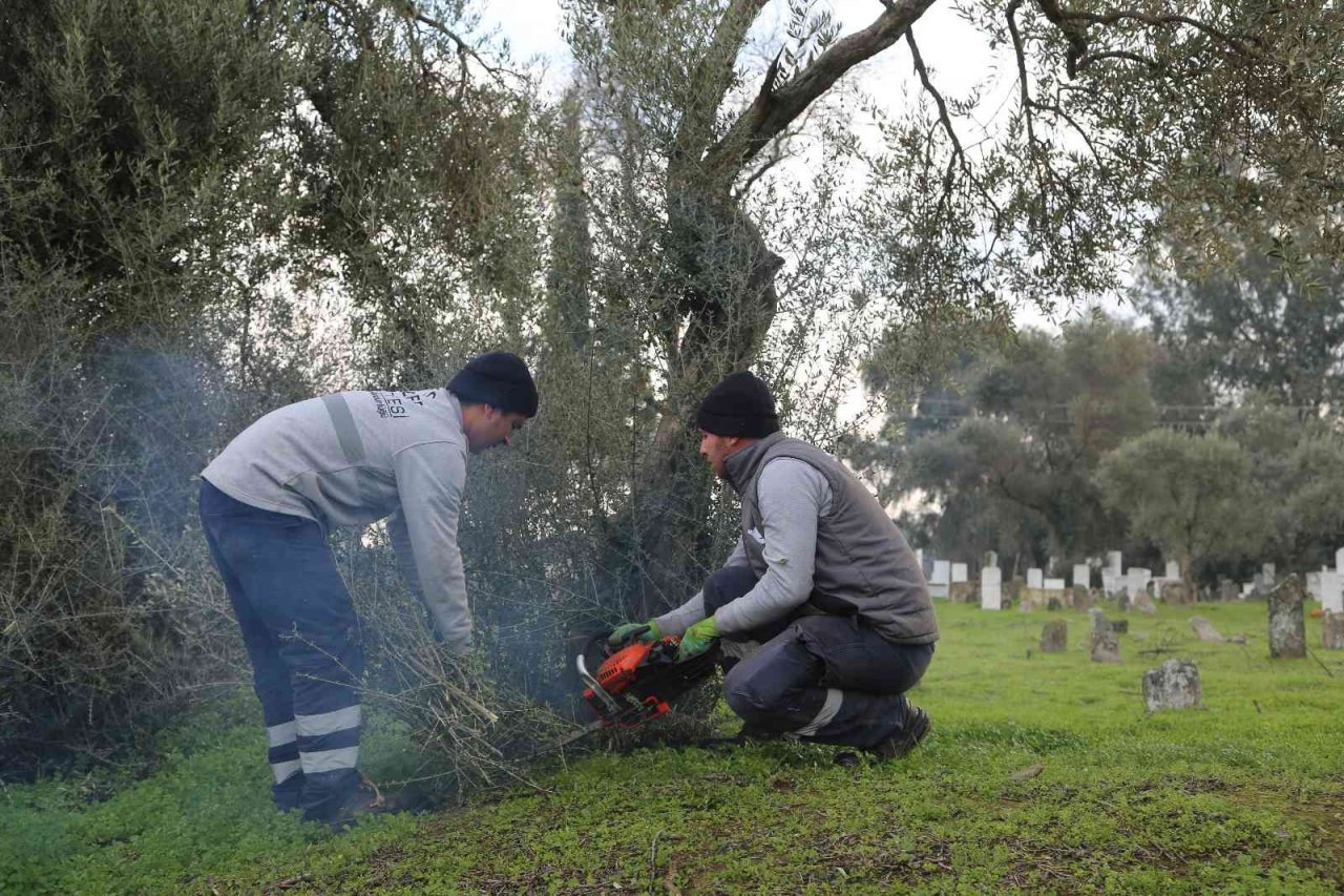Efeler’in mezarlıklarında budama mesaisi başladı
