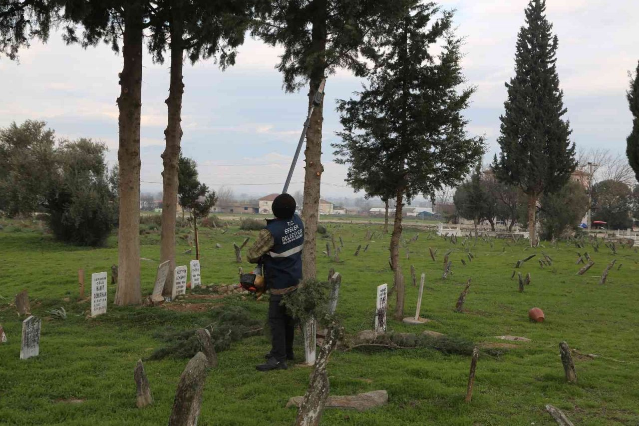 Efeler’in mezarlıklarında budama mesaisi başladı