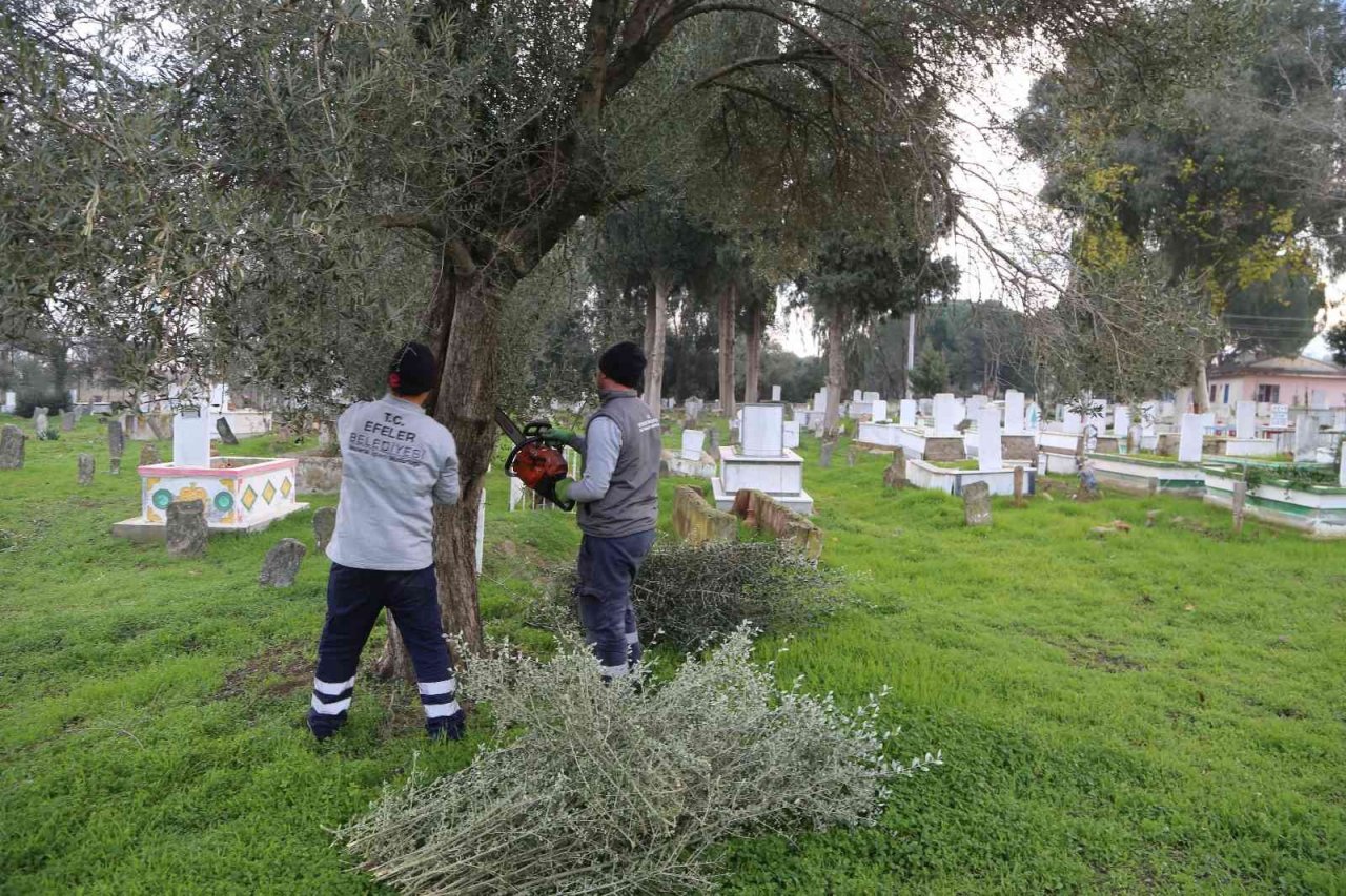 Efeler’in mezarlıklarında budama mesaisi başladı