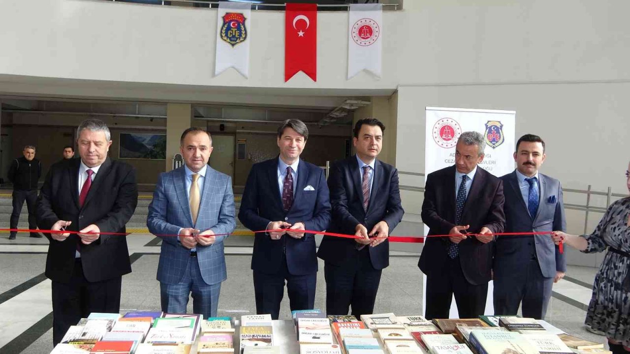 Bakırköy Adalet Sarayı’nda kitap bağış standı kuruldu