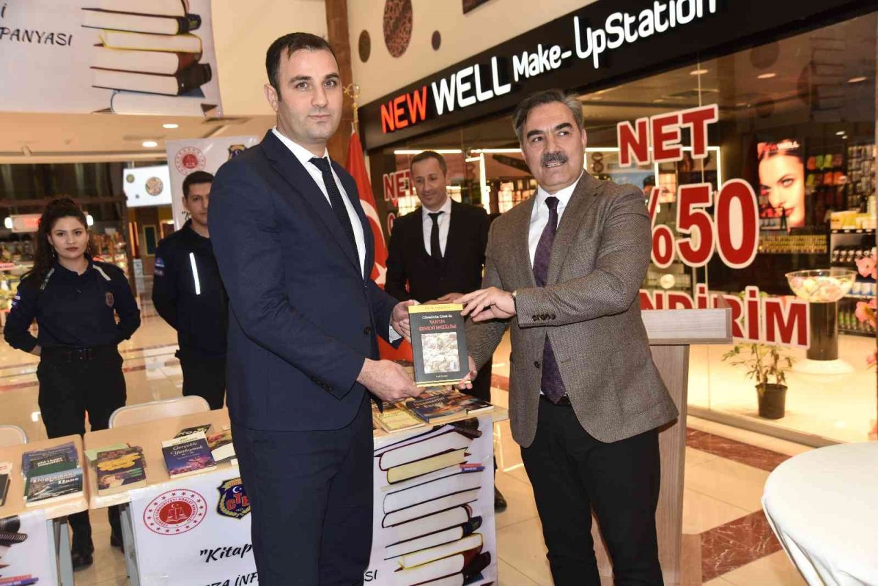 Ahlat T Tipi Kapalı ve Açık Ceza İnfaz Kurumu Müdürlüğü’nde "Kitap iyileştirir" kitap bağış kampanyası