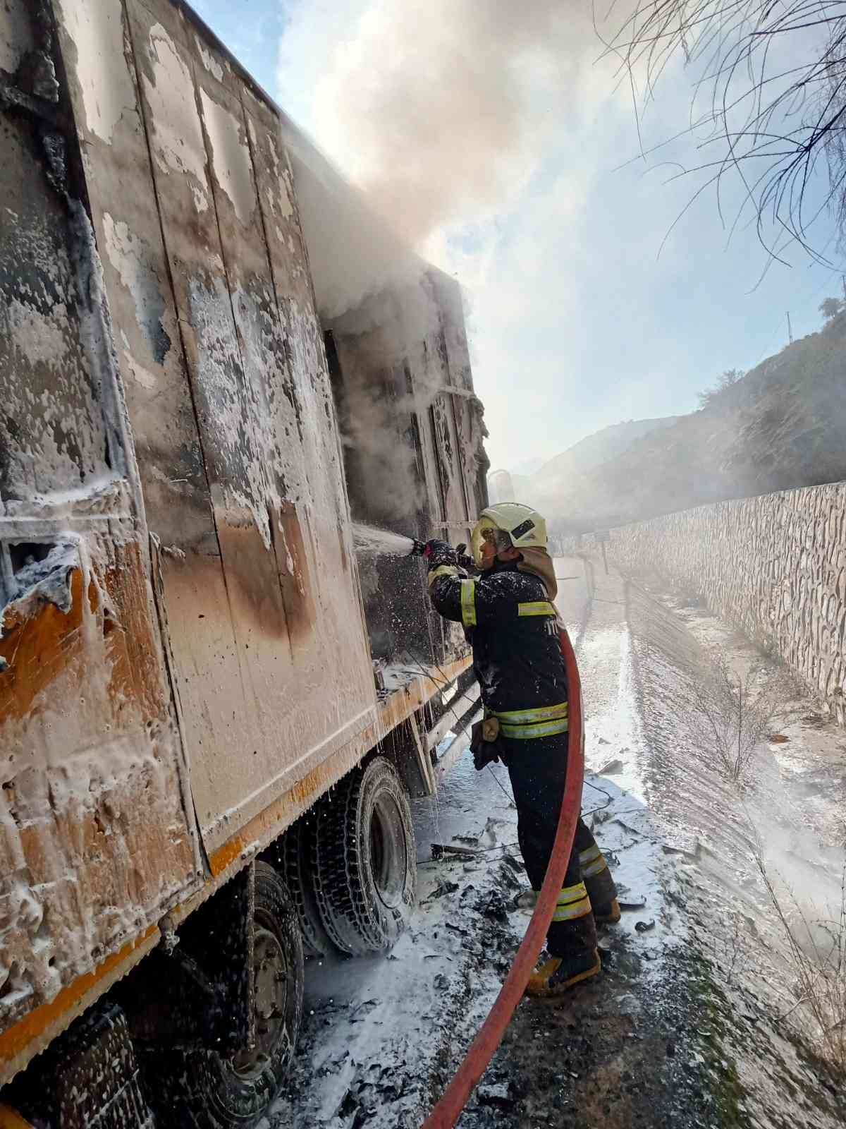 Boya yüklü kamyondaki yangın söndürüldü