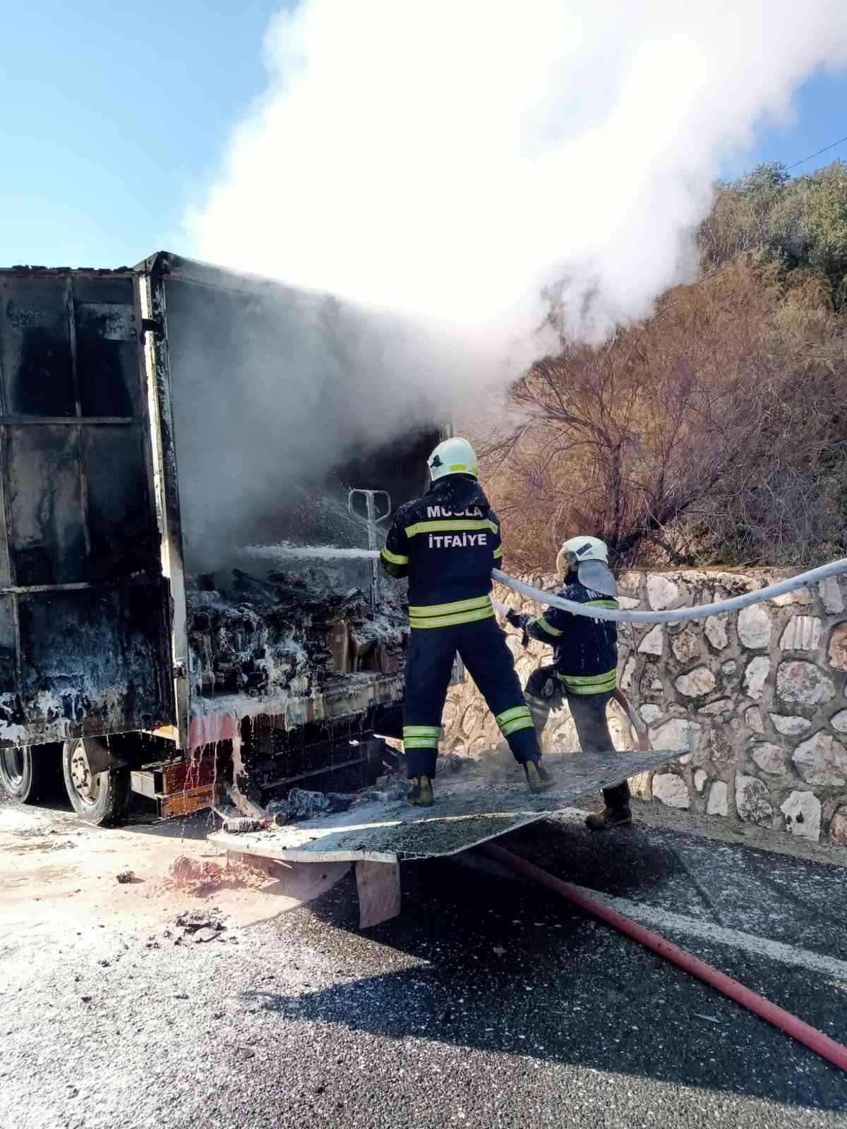 Boya yüklü kamyondaki yangın söndürüldü