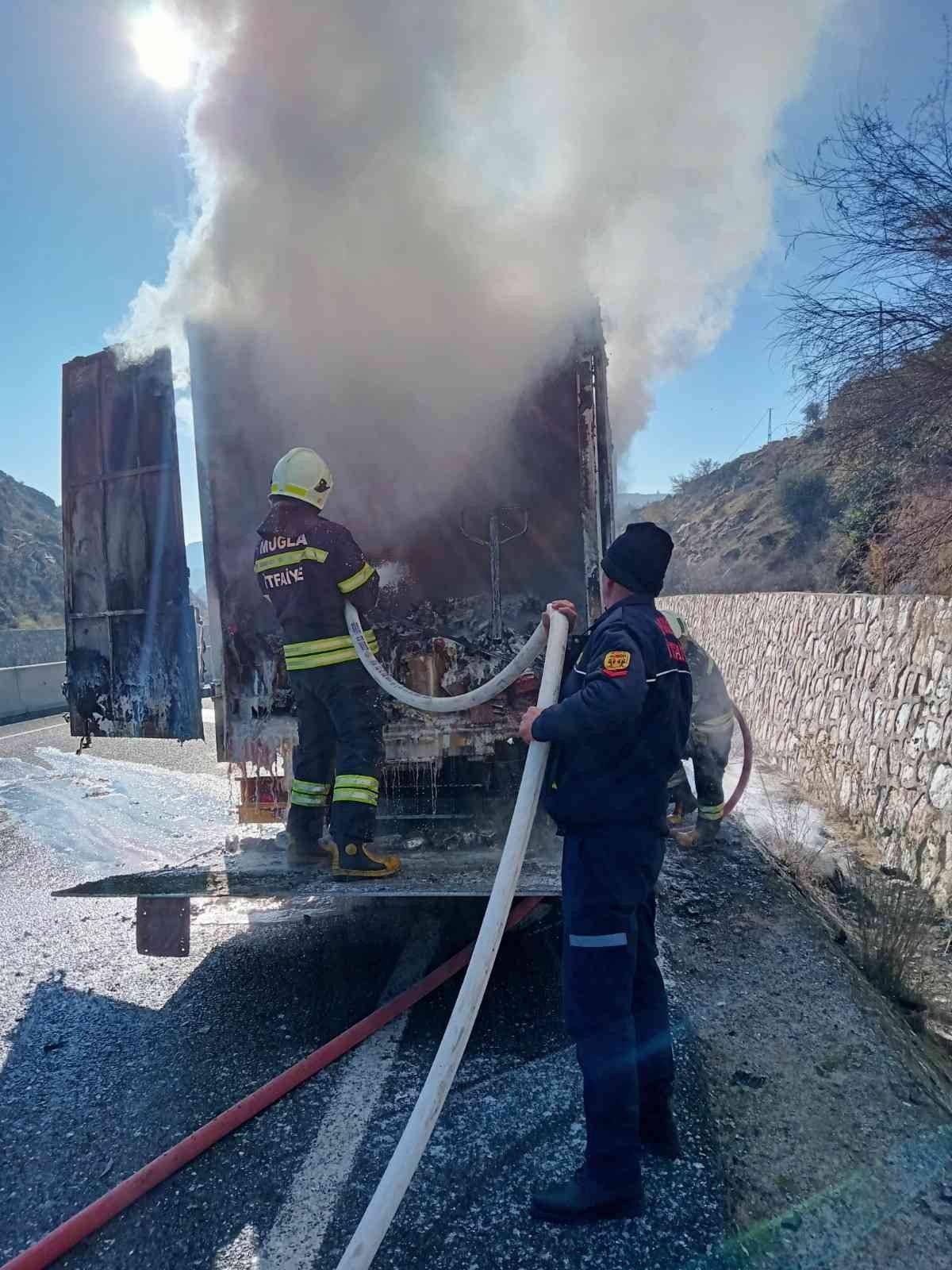 Boya yüklü kamyondaki yangın söndürüldü