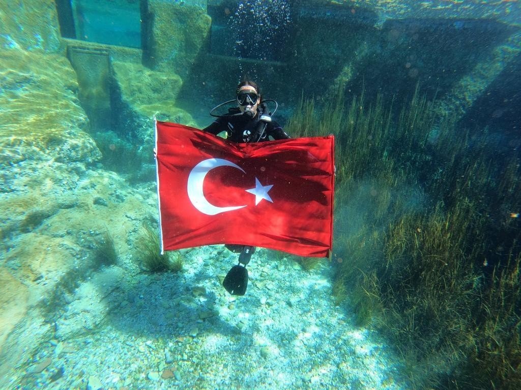 Çiftelerde suyun altında açılan Türk Bayrağı hayran bıraktı