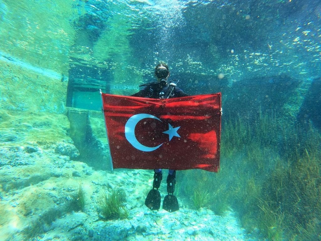 Çiftelerde suyun altında açılan Türk Bayrağı hayran bıraktı