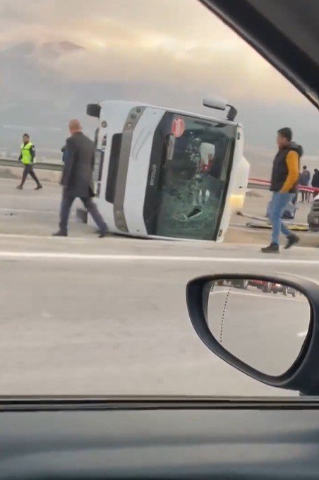 İşçileri taşıyan servis midibüsü 60 metre sürüklendi: 2 ölü, 14 yaralı