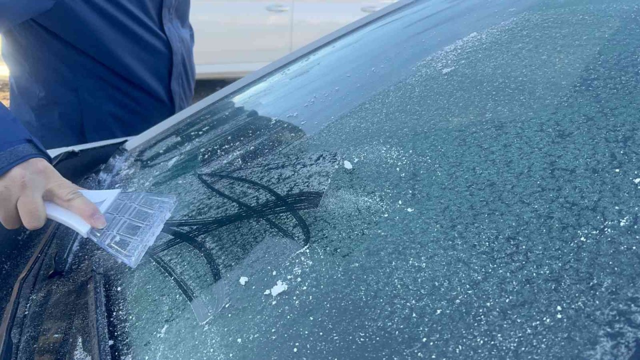 Hava sıcaklığının eksi 11’e düştüğü Erzurum’da her yer buz tuttu