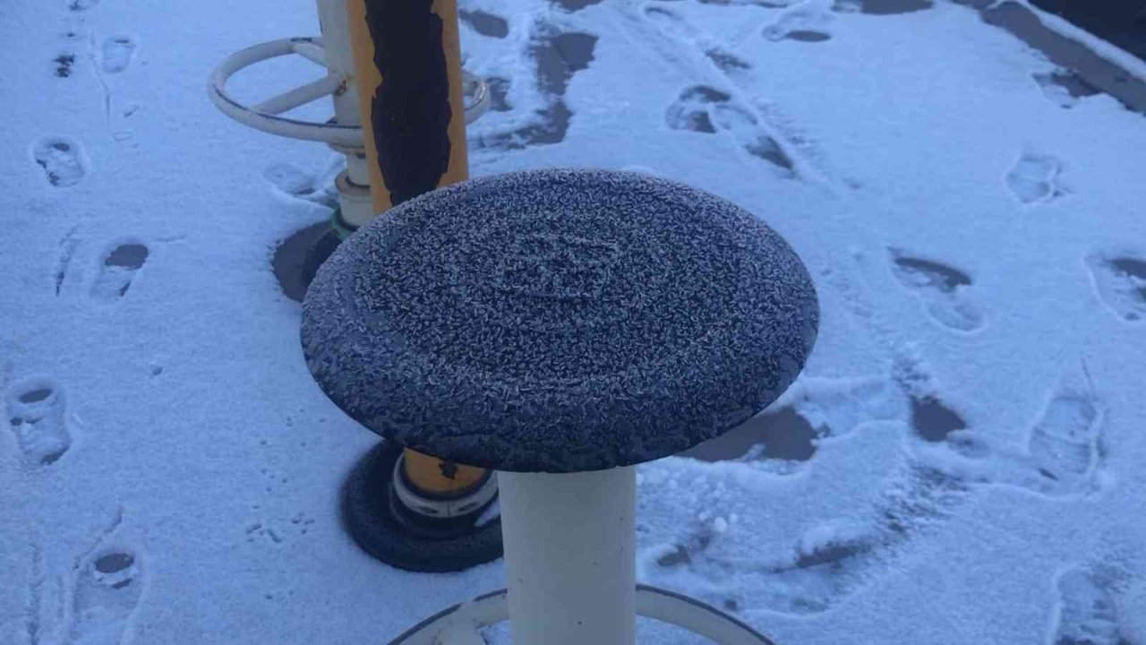 Hava sıcaklığının eksi 11’e düştüğü Erzurum’da her yer buz tuttu